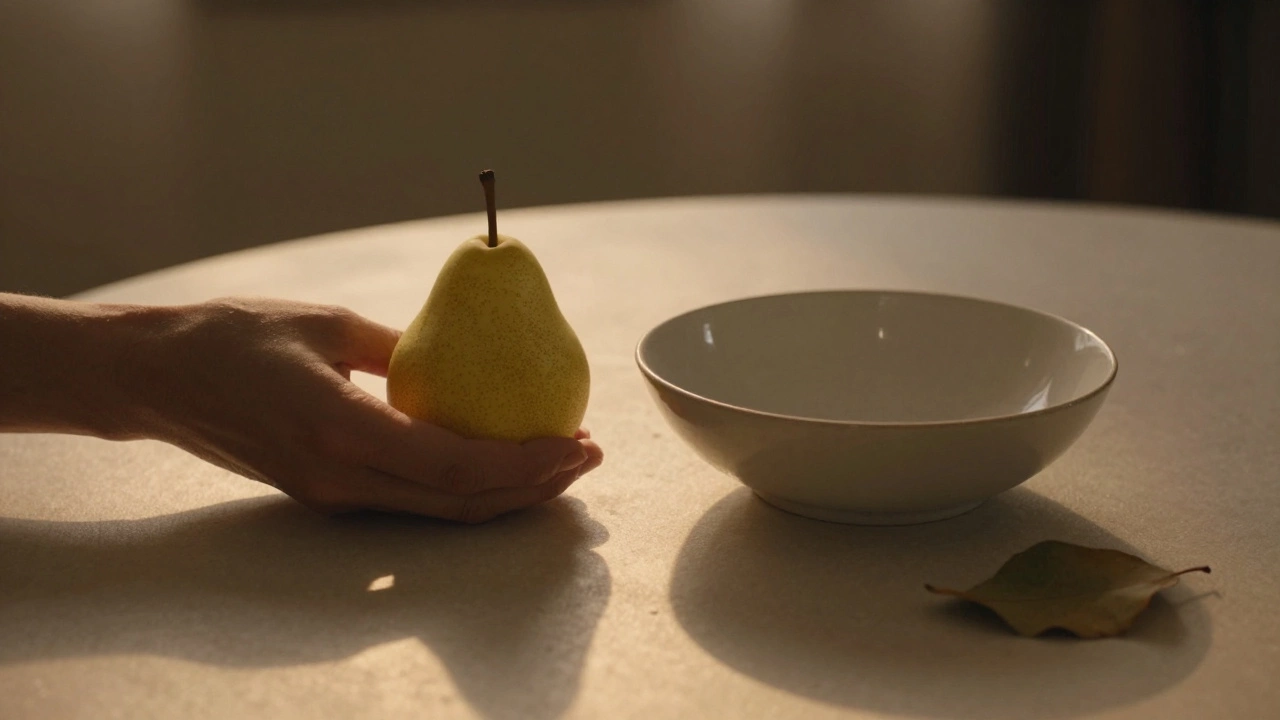 Спелая груша рядом с пустой миской в тихом вечернем свете.