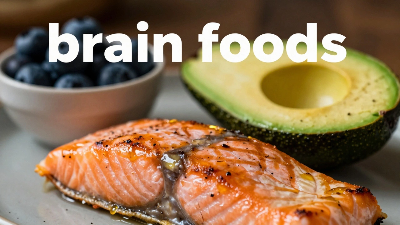 Филе лосося, нарезанный авокадо и черника на темном фоне