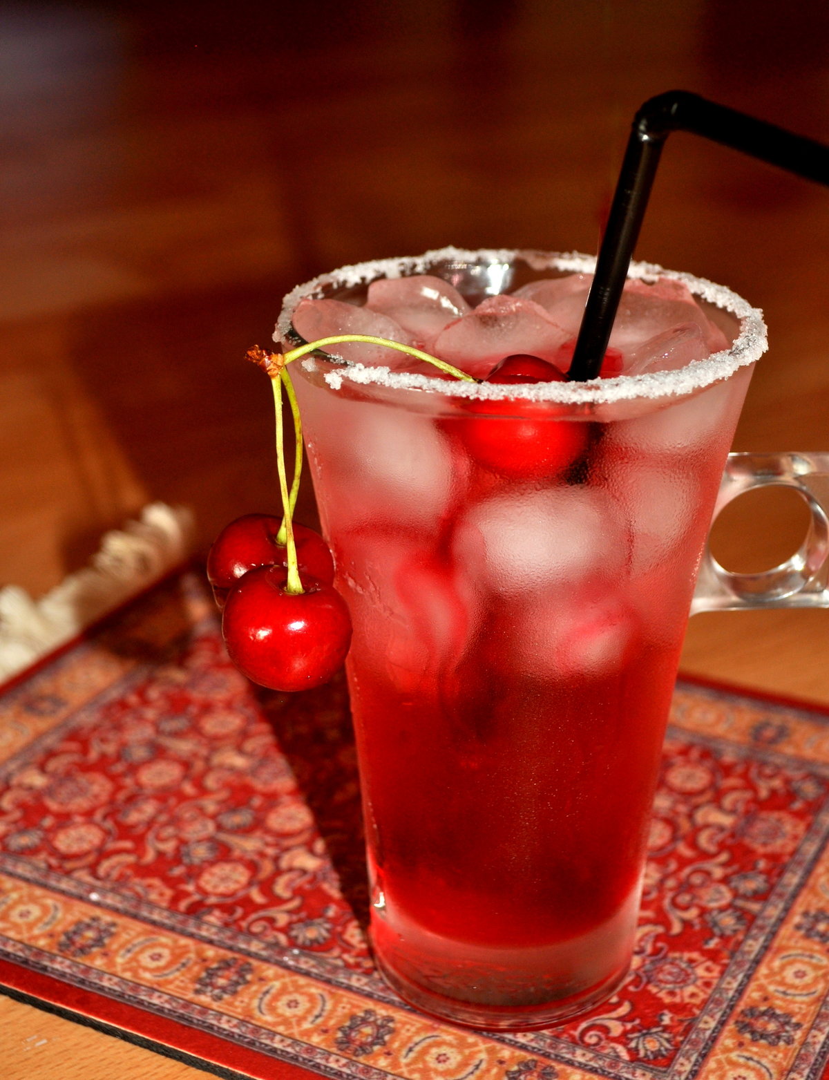Коктейль алкогольный красный. Вишневый коктейль. Коктейль Вишенка. Коктейль с вишенкой алкогольный. Красный напиток.