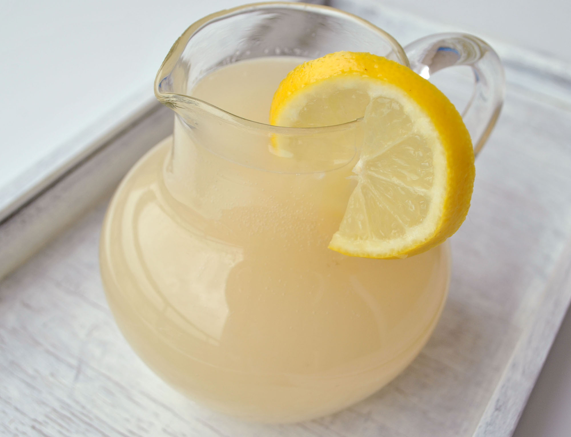 Сок лимона 1 2. Лимонад лимон имбирь. Кисель имбирь лимон. Кисель лимон. Сок лимона.