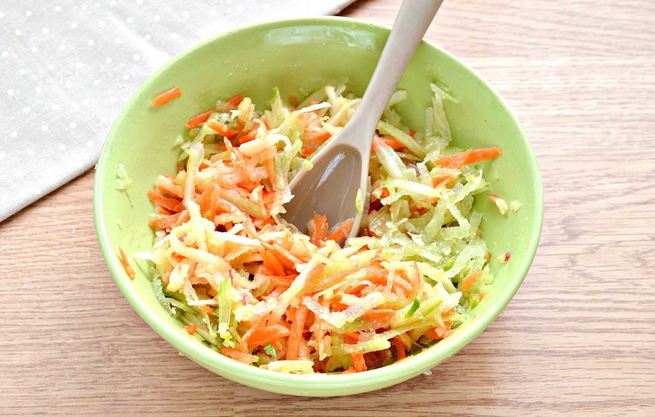 Капуста морковь сельдерей. Салат из редьки. Салат из редьки и моркови. Салат витаминный с яблоком. Салат с морковкой и редькой.
