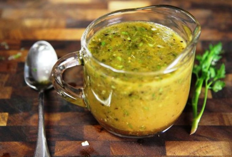 Соус заправка для салата из овощей. Оливковый соус. Соус для салата. Соус из оливкового масла. Масло оливковое с чесноком соус.