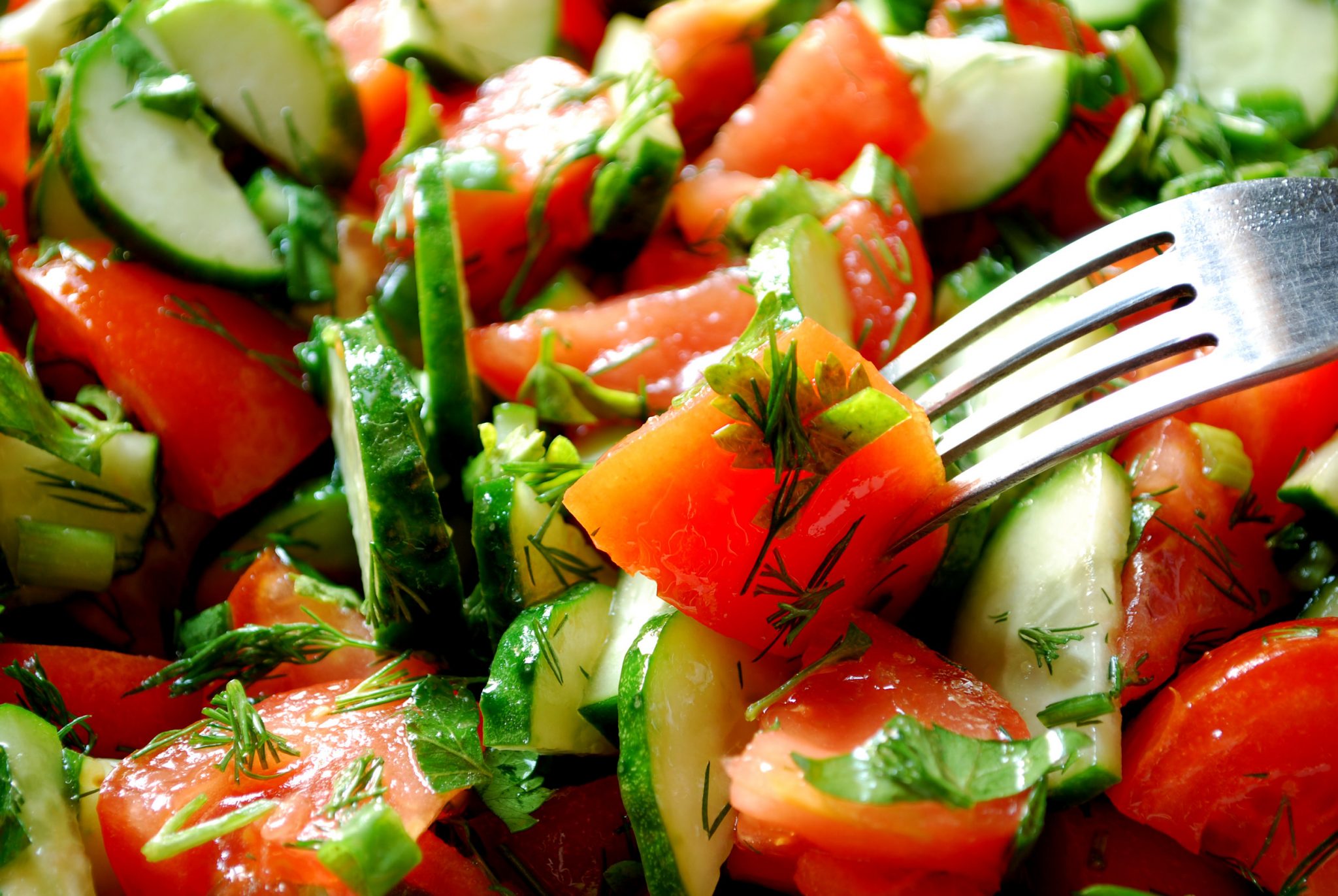 сколько калорий в салате из огурцов и помидоров без масла