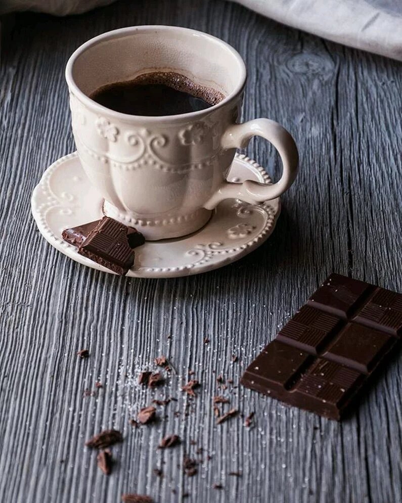 Coffee i chocolate. Кофе и шоколад. Красивые кофейные чашки. Кофе с шоколадкой. Чашка кофе и шоколад.